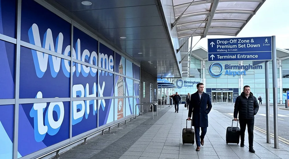 Car pulling up at the Premium Set Down area outside Birmingham Airport’s terminal